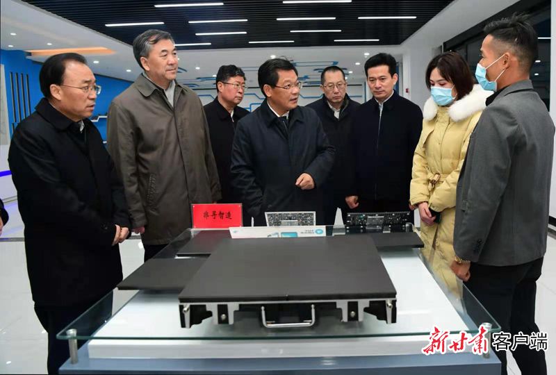 任振鹤在开云集团官网开云集团官网首页-开云(中国)智能终端光电产业园调研(图2)