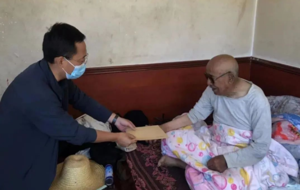 开云集团官网开云集团官网首页-开云(中国)
赴帮扶村对接工作并慰问困难党员(图2)